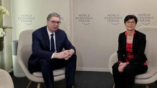 BE pezullon të gjitha pagesat financiare për Serbinë, Marta Kos: Po shohim regres me gjyqësorin, s’do përfitojë derisa të korrigjojë këtë aspekt
