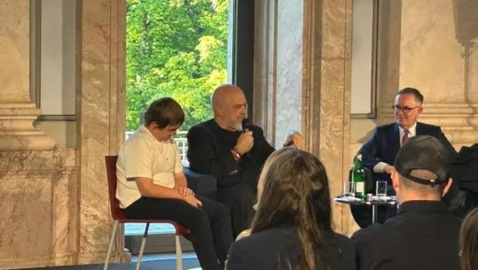Çelet në Berlin ekspozita ‘Krizalimi’, prezantohen 13 piktura e skulptura të Ramës! Intervista me ambasadorin Bucci: Jam kryeministri i artistëve