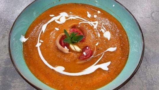 Supë me bathë, domate dhe bimë aromatike nga zonja Albana 