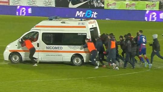 VIDEO/ E pazakontë në Rumani, futbollistët shtyjnë ambulancën për ta nxjerrë nga fusha