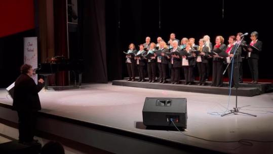 Korçë, artistë shqiptare dhe grekë ngjiten bashkë në skenën e Festivalit të Miqësisë