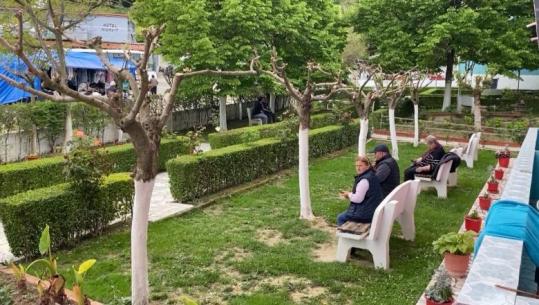 “Rrugët janë për faqe të zezë”, qindra pushues në llixhat e Elbasanit: Vijmë për ujin kurativ, por s’ka infrastrukturë