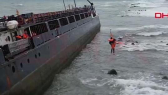 Stuhia mbyt anijen e mallrave në Turqi, pamje nga operacioni i shpëtimit të 8 anëtarëve të ekuipazhit (VIDEO)
