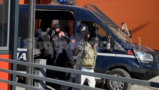 Operacion antidrogë në Elbasan, 18 në pranga, 5 në kërkim! Kontrolle në disa banesa, sekuestrohet kokainë (VIDEO)