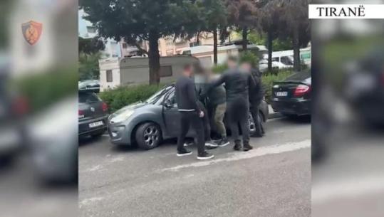 U kap me fara kanabisi në makinë, pranga 66-vjeçarit në Tiranë