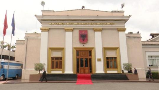 Berisha firmos pr.ligjin kundër ‘propagandës gjinore’ në shkolla e media: Gjoba deri në 1 mln lekë kush ‘prek’ orientimin seksual! Prindi, vetëm nënë e baba