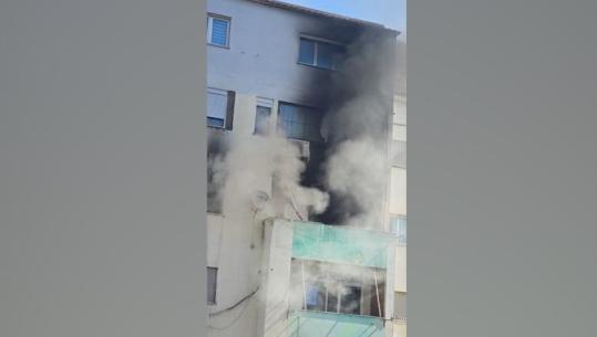 Tiranë/ Përfshihet nga flakët një apartament në pallatin shumëkatësh te Komuna e Parisit