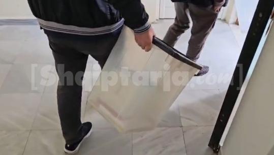 ‘Revoltë’ në PD e Korçës, zgjedhjet ndërpriten pas përplasjes për listat e anëtarësisë! Grisen fletët e votimit, komisionerët morën kutitë dhe ikën
