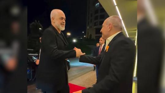 I ftuar në Samitin e Komunitetit Politik Europian, dalin pamjet e Ramës në Armeni, pritet nga kryeministri Pashinyan