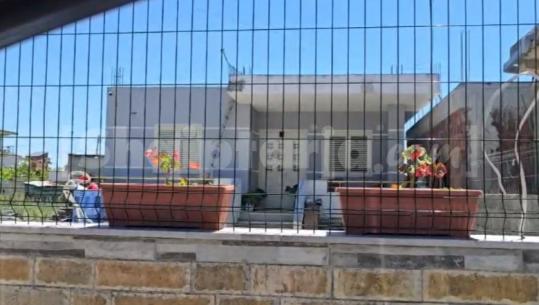 Report Tv në banesën e autorit të aksidentit që i mori jetën dy të miturve në Durrës, familja u largua