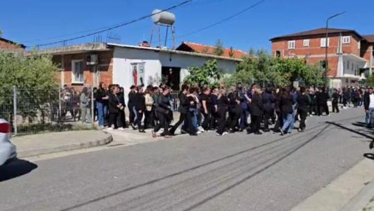 Aksidenti tragjik në Durrës, qindra qytetarë i japin lamtumirën dy të miturve! Familja e autorit largohet nga banesa