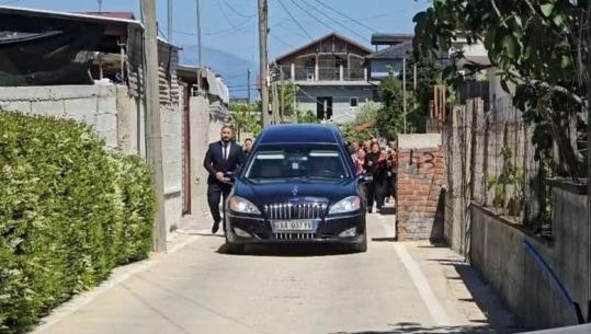 Pamjet e trishta, nis përcjellja për në banesën e fundit të 12-vjeçarit që vdiq në aksidentin në Durrës
