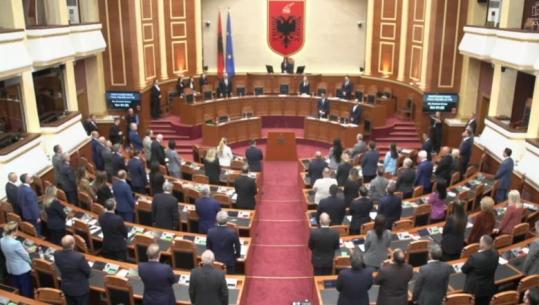 Sot Kuvend pas Javës së Gjelbër/ Seanca nis me 1 minutë heshtje për 2 fëmijët që humbën jetën nga aksidenti në Durrës