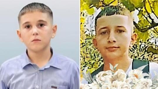 Aksidenti tragjik në Durrës, qindra qytetarë i japin lamtumirën 2 të miturve: Autori problematik! Familja e tij largohet nga banesa, kërkojnë ndjesë publike