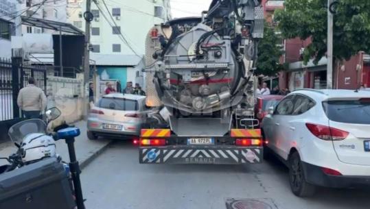 Parkimet në trotuar bllokojnë qarkullimin në Durrës, trafiku në kolaps për 40 minuta