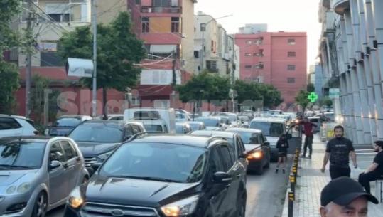 Parkimet në trotuar bllokojnë qarkullimin në Durrës, trafiku në kolaps për 40 minuta, policia gjobit shkelësit