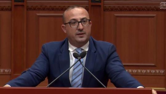 Korreshi: Ky Karakaçi është ministër me të vërtetë, apo vetëm në letra? Të shkojë të hedhë ndonjë lek në rrugët e Lushnjës