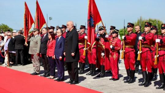 Dita e Dëshmorëve/ Përkujtohen të rënët e Shqipërisë, Begaj e Rama homazhe te memoriali ‘Nëna Shqipëri’ (VIDEO)