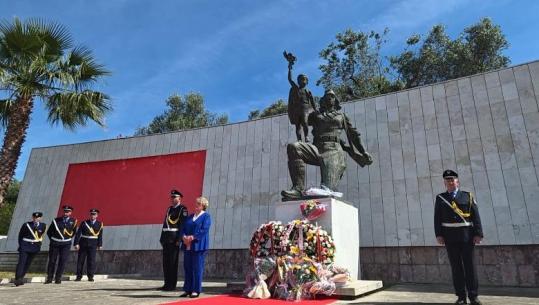Sot 5 Maji/ Homazhe dhe kurora me lule në varrezat e dëshmorëve të qytetit të Lushnjës