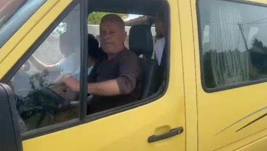 Elbasan/ Shoferi i furgonit që transportonte nxënës rezulton i dehur në timon, arrestohet nga Policia (VIDEO)