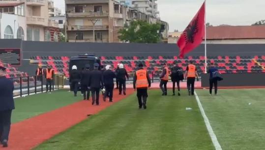 Sulmohen arbitrat në stadiumin e Vlorës, Eldorjan Hamiti përcillet me 'libër shtëpie' dhe me furgonin e FNSH-së