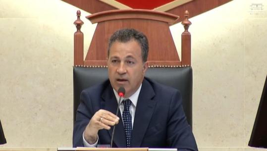 ‘Përdor Kushtetutën që më qëllove ti’, Peleshi-Bardhit: S’ka shkelje të rregullores! I tërheq vëmendjen deputetit