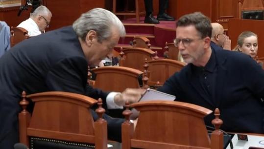 Vijon debati mes Braçes e Berishës, deputeti socialist shkon pranë kreut të PD në Kuvend, ky i fundit i tregon diçka në tablet