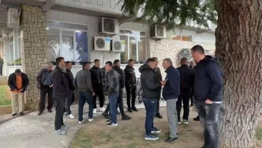 Pogradec/ Peshkatarët në protestë: Nuk po na lejojnë të peshkojmë në liqen! Ne vetëm këtë punë dimë të bëjmë