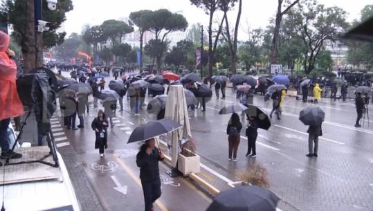 Pritet të nisë protesta e PD, Berisha shkon në seli! Sot rikthehen marshimet, 1500 efektivë dhe Hita në terren (VIDEO)