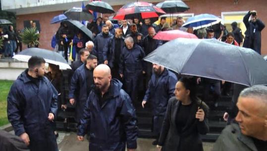Nis protesta e PD, Berisha niset nga selia blu drejt kryeministrisë (VIDEO)