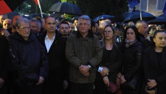 Protesta e PD/ Mbahet 1 minutë heshtje për 2 të miturit që humbën jetën tragjikisht në Durrës