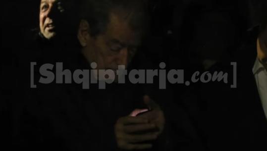 Protesta e PD/ Berisha në celular gjatë protestës, momenti kur përpiqet të lexojë mesazhin
