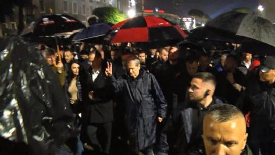 1 orë vetëm thirrje kundër Ramës me megafon/ Nis marshimi, Berisha udhëheq militantët drejt ministrisë së Brendshme (VIDEO)