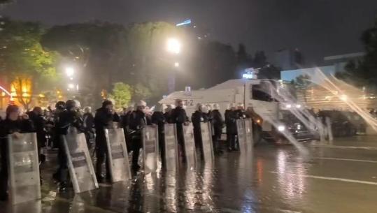 Protesta e Berishës, Policia nuk lejon zhvillimin jashtë Bulevardit 'Dëshmorët e Kombit', krijon kordon pranë Kryeministrisë