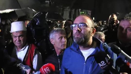 Policia nuk lejon zhvendosjen e protestës jashtë bulevardi, revoltohet Bardhi: Nga kush i merrni urdhrat? Shkoni arrestoni Ramën e Ballukun