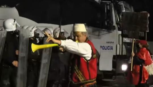 Militanti ‘provokon’ me vuvuzelë efektivët në protestën e PD, asnjë reagim nga Policia