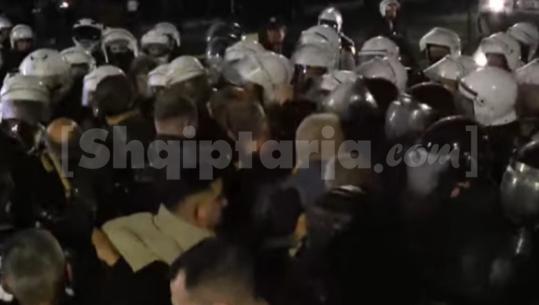 Protesta e PD/ Noka, Nallbati e militantë të Berishës përplasje fizike me kordonin e policisë! Shpërndahen nga uji me presion