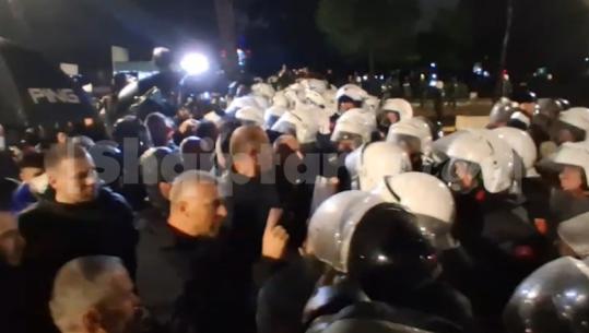 Protesta e PD/ Noka, Nallbati e militantë të Berishës përplasje fizike me policët! Shpërndahen nga uji me presion (VIDEO)