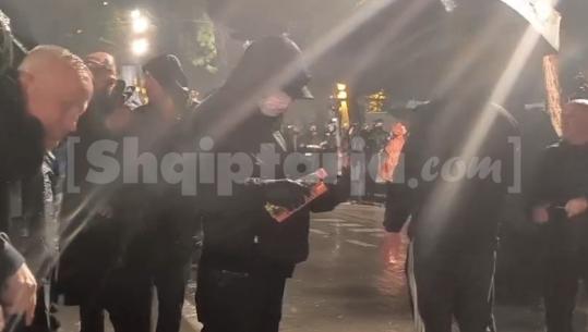 I maskuar dhe me molotov në dorë në protestën e PD, militanti i Berishës gati për të kryer akt dhune