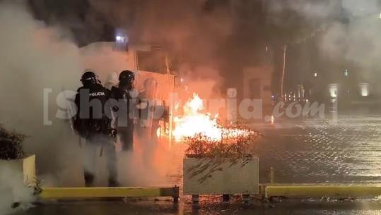 Akte dhune nga militantët e PD, molotovët hidhen në këmbët e policisë (VIDEO)