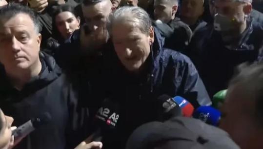 Policia u bllokoi marshimin drejt ministrive, Berisha: Krim i shëmtuar, do të përgatitemi për të gjithë format (VIDEO)