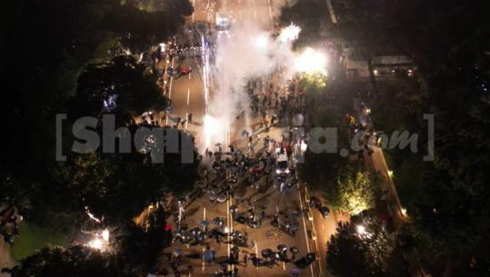 'Squllet' protesta e PD/ Hita s'lejon marshimin drejt ministrive, policia i ‘rrethon’ në Bulevard! Militantët u hedhin molotovë, shpërndahen me ujë e spraj 