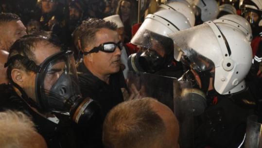 Protesta e PD/ Noka, Nallbati e militantë të Berishës përplasje fizike me policët! Shpërndahen nga uji me presion (VIDEO)