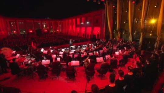Dita e Europës/ Andrea Morricone ‘elektrizon’ Tiranën, me qindra të pranishëm në Sheshin Italia, mes tyre edhe kryeministri Edi Rama