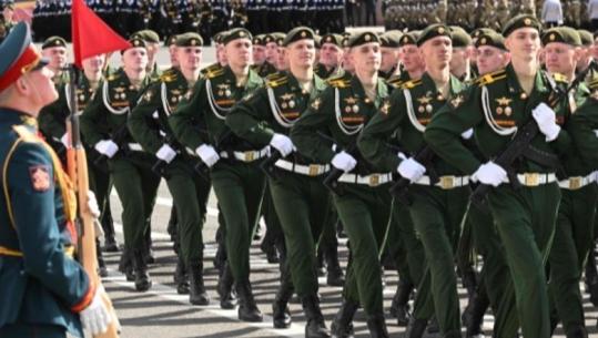 Rusia feston Ditën e Fitores, vetëm 46 minuta ceremoni dhe 8 minuta fjalim i Putinit: Fati i vendit vendoset nga luftëtarët dhe punëtorët