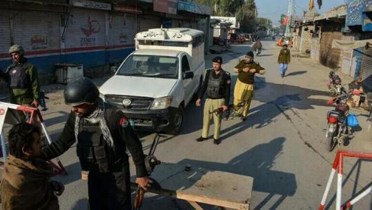 Sulm kamikaz në Pakistan/ Vriten 12 oficerë policie, autorët hedhin në erë komisariatin me eksploziv