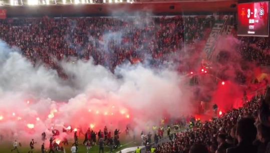 Shtyhet derbi i Pragës, huliganët e Slavias futen në fushë dhe sulmojnë futbollistët e tifozët e Spartës me flakadanë! Shqiptari Albion Rrahmani ishte në lojë