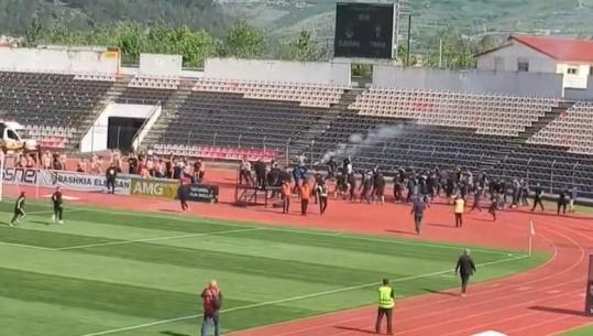 VIDEO/ Tifozët e AF Elbasanit dhe KF Tiranës përleshje masive në fushë, ndërhyn policia! Shtyhet fillimi i ndeshjes