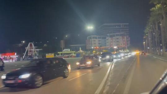 Sezoni i ri turistik, rëndohet trafiku në lungomaren e Vlorës (VIDEO)