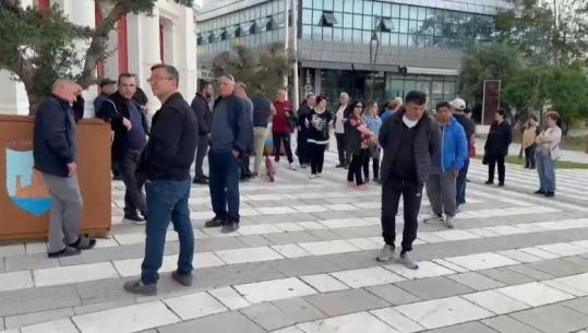 Tregtarët e Vlorës protestojnë para Bashkisë, kërkohet lirimi i hapësirave ku ushtrojnë aktivitetin